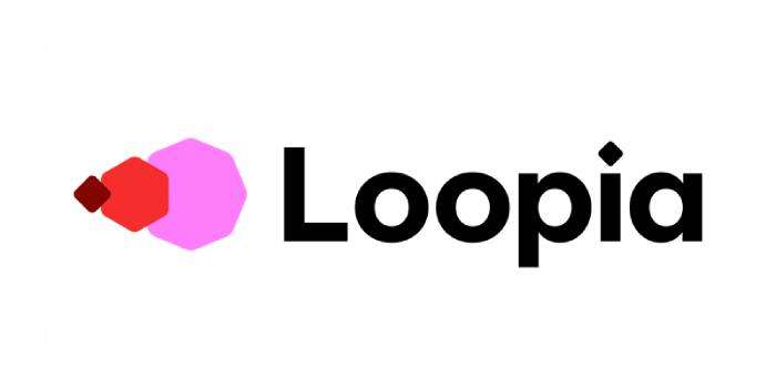 Loopias logotyp, som du kan se på vår "om oss"-sida, består av tre hexagoner i röda, rosa och magentafärgade nyanser i rad, följt av ordet Loopia i ett fetstilt, svart, modernt typsnitt på vit bakgrund. winwinweb