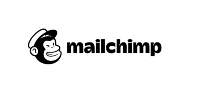 Mailchimp logotyp med en leende tecknad apa som bär en hatt till vänster om det feta, gemena ordet mailchimp i svart text - en perfekt inspiration för din webbpartner när du behöver hjälp med hemsida eller digital rådgivning. winwinweb